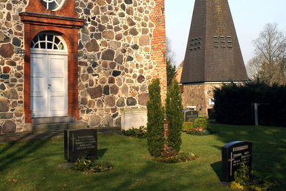 Friedhof vor der St.-Andreas-Kirche Sahms