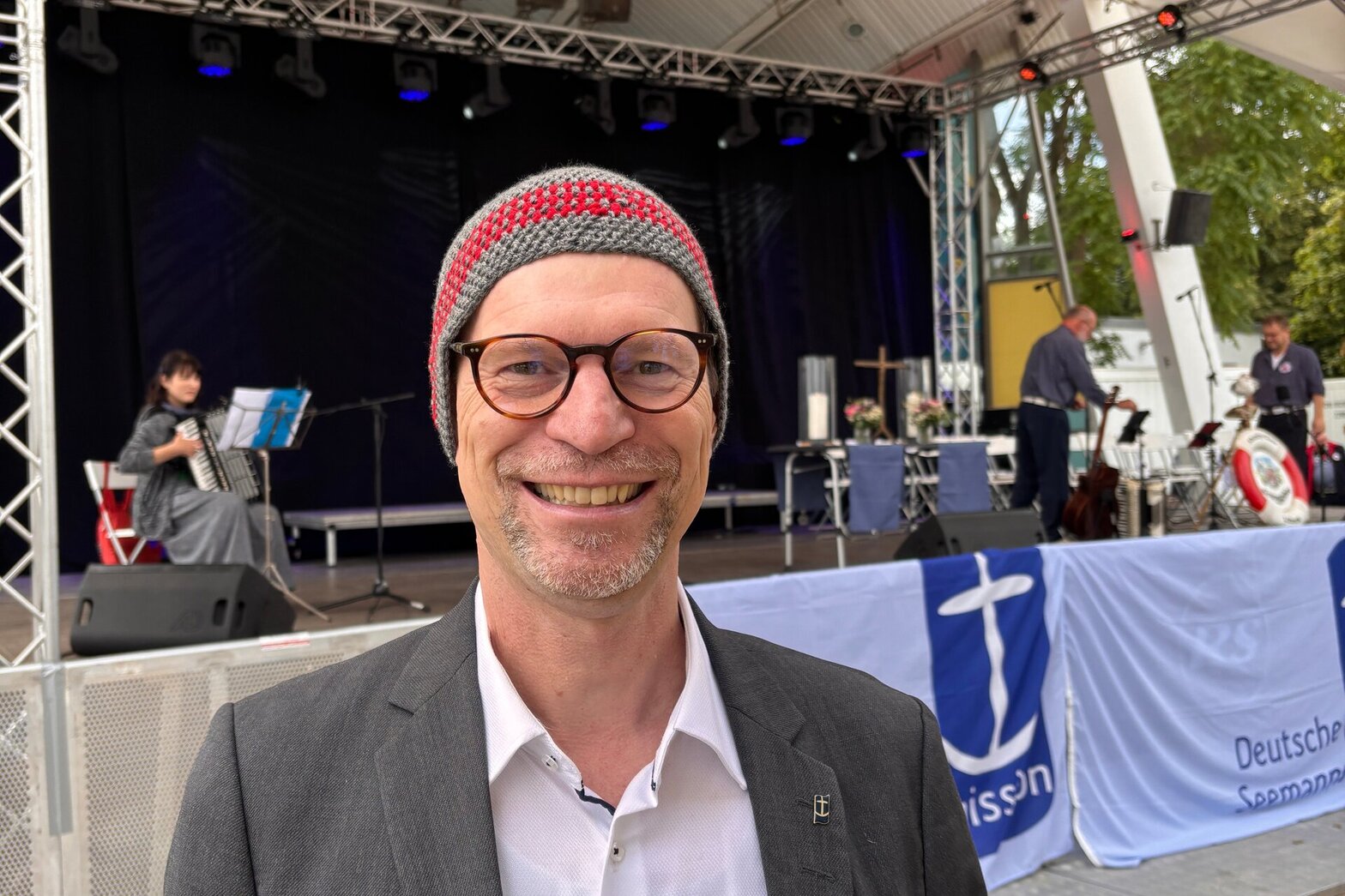 Ein Mann mit einer Mütze auf dem Kopf