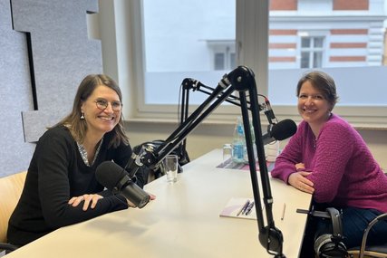 Zwei Frauen sitzen an einem Tisch mit zwei Mikrofonen. - Copyright: Tim Karweick