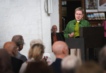 Pröpstin Petra Kallies spricht am Rednerpult im Lübecker Dom - Copyright: Oliver Beck