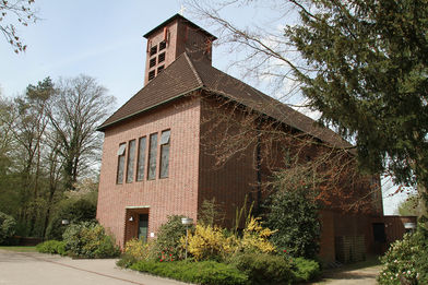 Außenansicht der Heilig-Geist-Kirche Wohltorf von schräg vorne