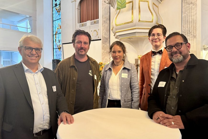 Menschen schauen in die Kamera - Copyright: Bastian Modrow 