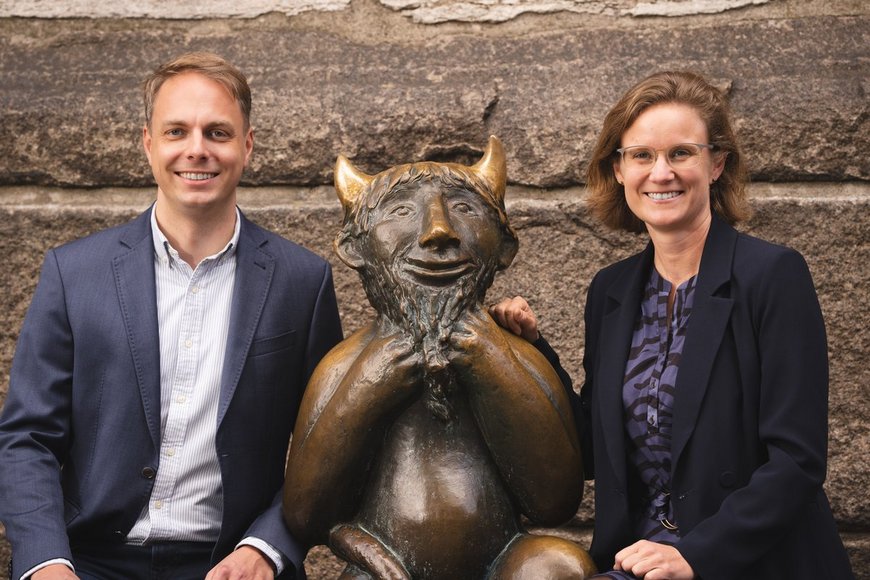 Zwei Menschen sitzen an einer Skulptur - Copyright: Oliver Beck