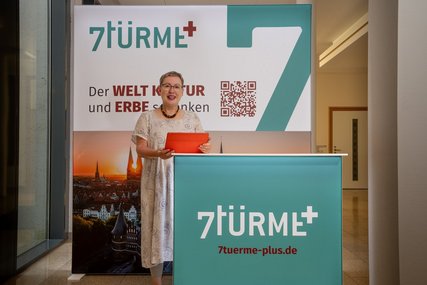 Eine Frau lächelt in die Kamera.  - Copyright: Oliver Beck