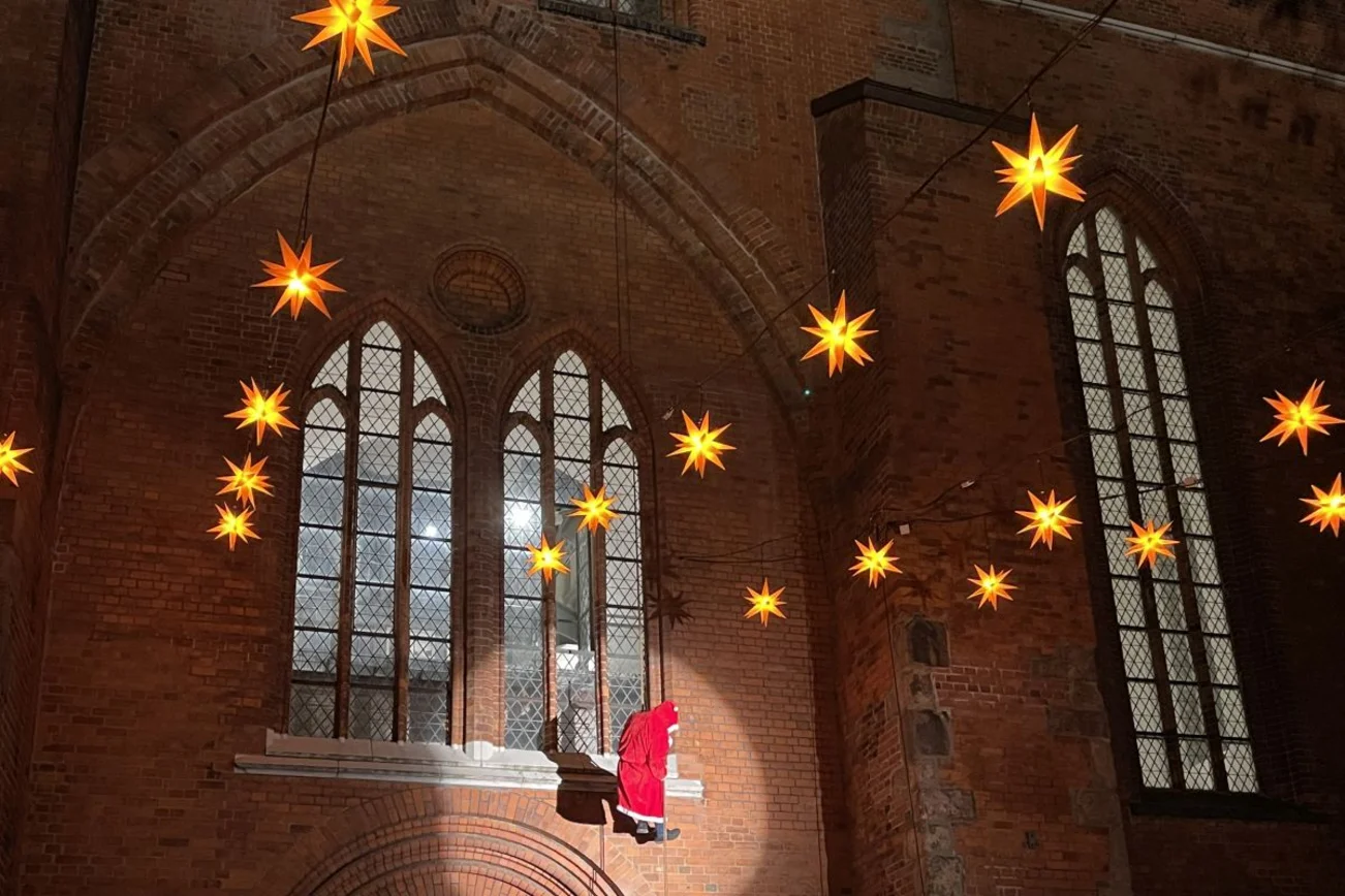 Nikolaus klettert von St. Petri