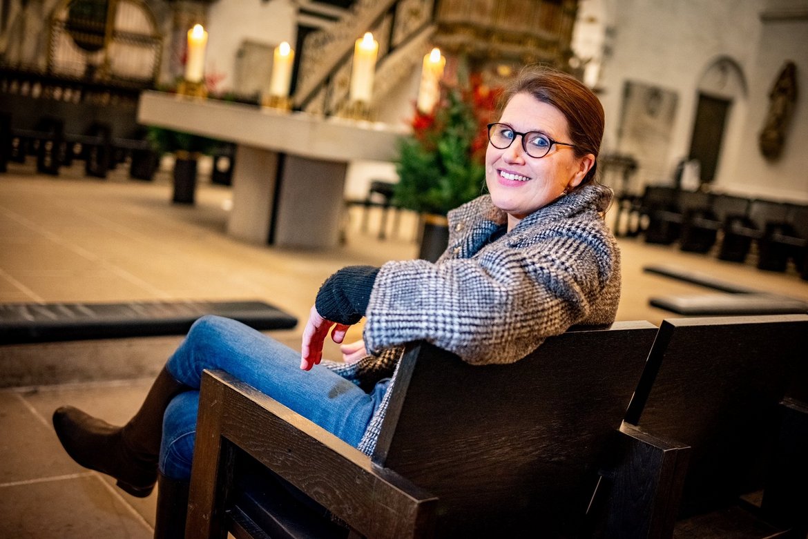 Eine Frau in einer Kirche 