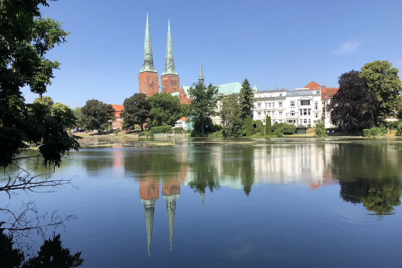 Der Dom mit dem Mühlenteich im Vordergrund, in dem sich die Domtürme spiegeln.