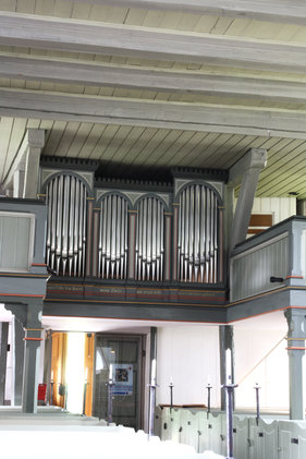 Blick aus dem Kirchraum auf die Empore mit Orgel in St. Laurentius Ziethen