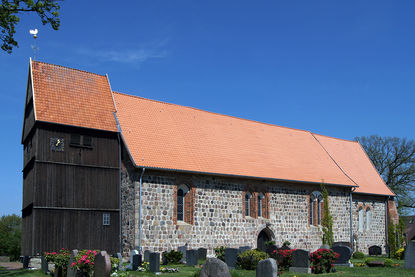 Außenansicht von St. Johannis Sterley von der Seite - Copyright: Manfred Maronde