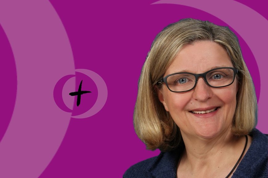 Eine Frau blickt in die Kamera und lächelt. - Copyright: KKLL