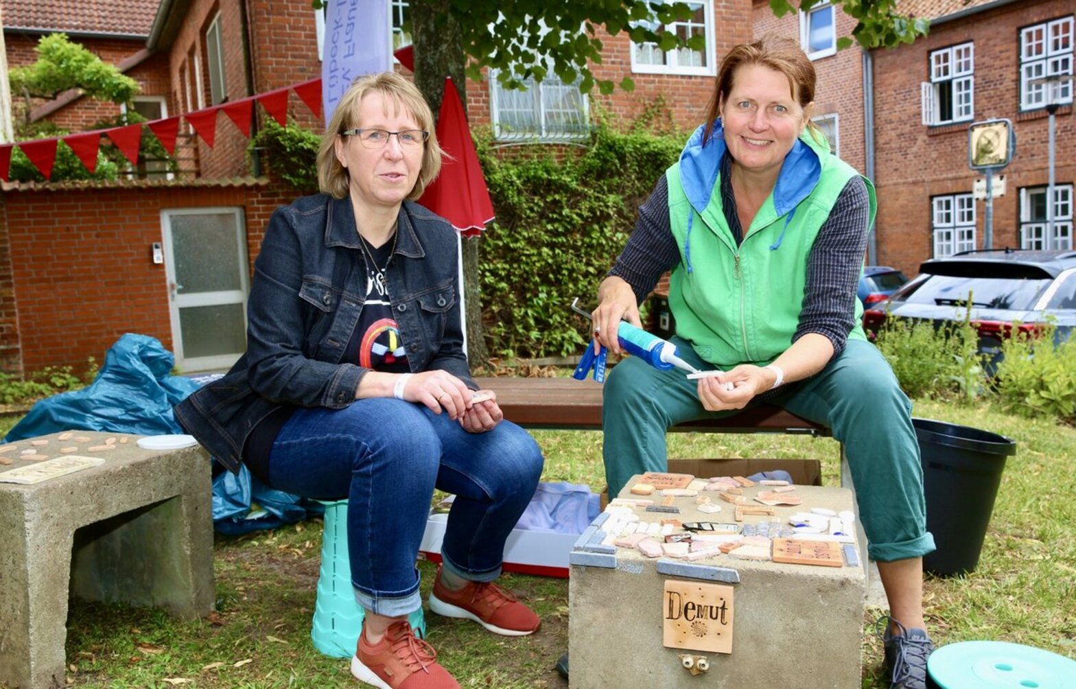 Menschen sitzen nebeneinander