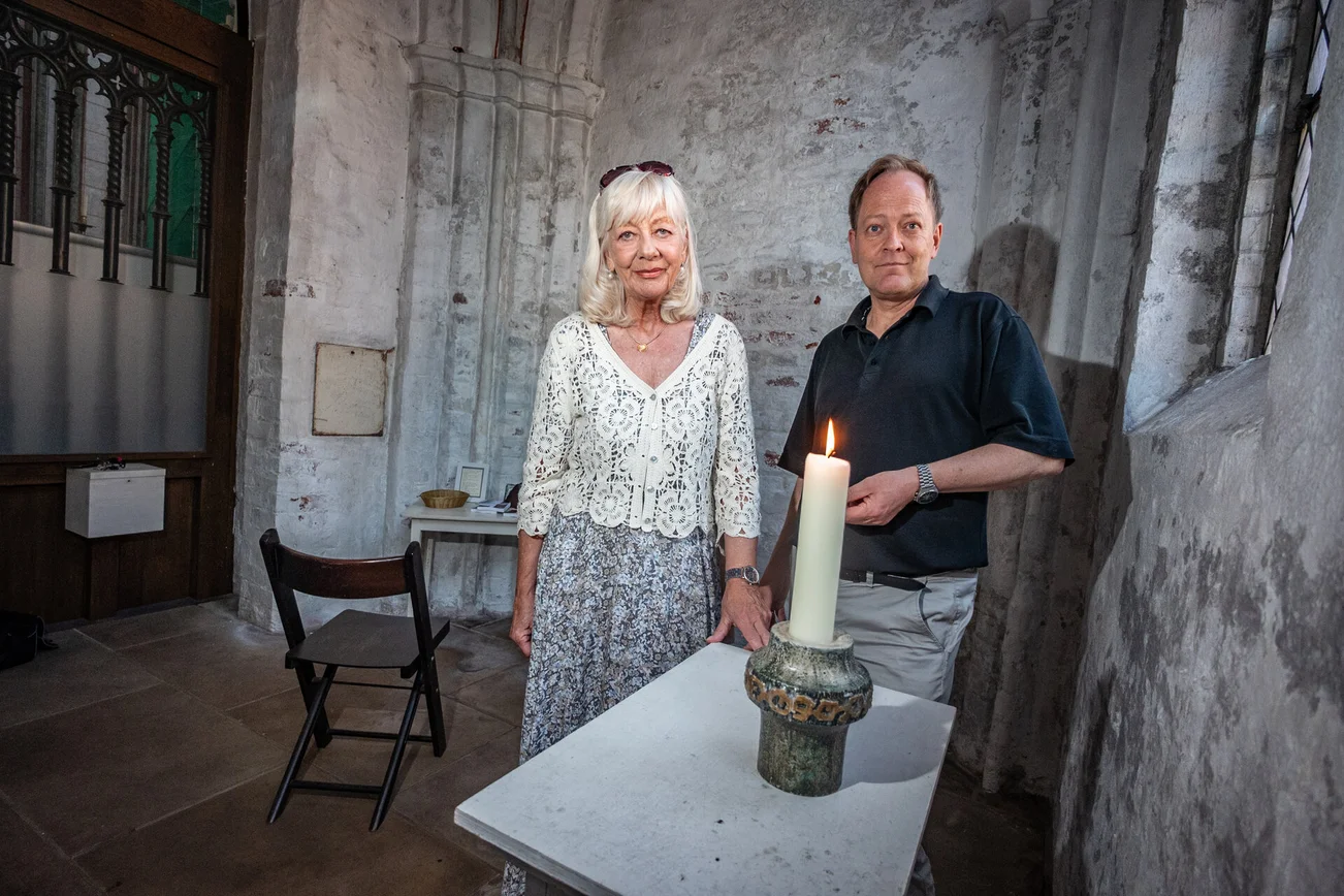 Ehrenamtliche Iris Engel und Pastor Robert Pfeifer in der Seelsorge-Kapelle von St. Marien neben einer Kerze