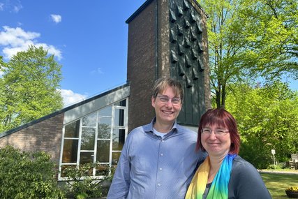 Zwei Personen vor einer Kirche - Copyright: Bastian Modrow