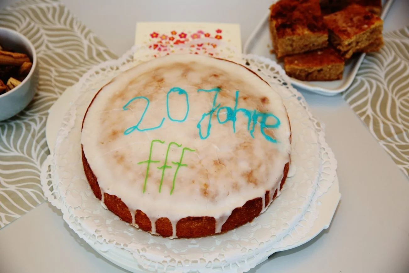 Ein glasierter Kuchen mit der Aufschrift 20 Jahre fff