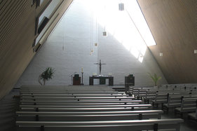 Blick durch die Dreifaltigkeitskirche auf den Altar