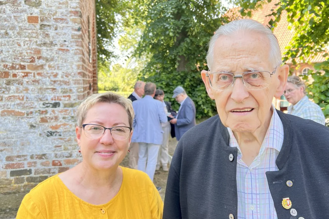 Zwei Personen stehen vor einer Kirche