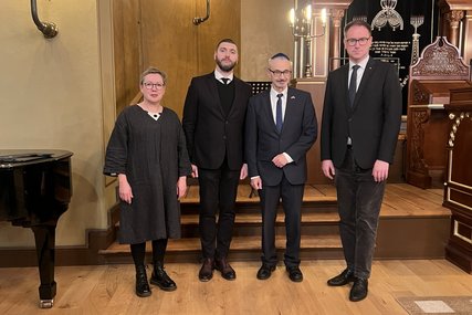 Vier Personen in einer Synagoge - Copyright: Petra Kallies 