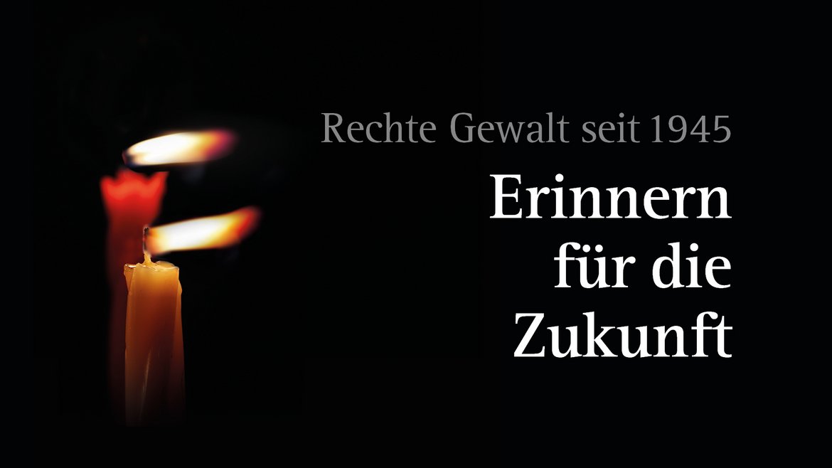 zwei brennende Kerzen, deren Flamme nach rechts geweht wird. Der Hintergrund ist schwarz mit weißem Text: Rechte Gewalt seit 1945 Erinnern für die Zukunft 