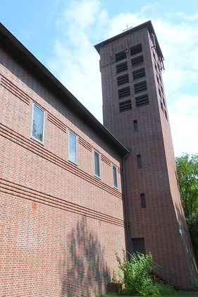 Blick auf den Turm der Heilig-Geist-Kirche Wohltorf