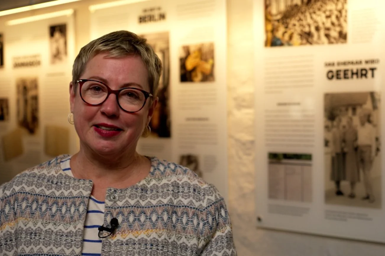 Eine Frau vor einer Tafel