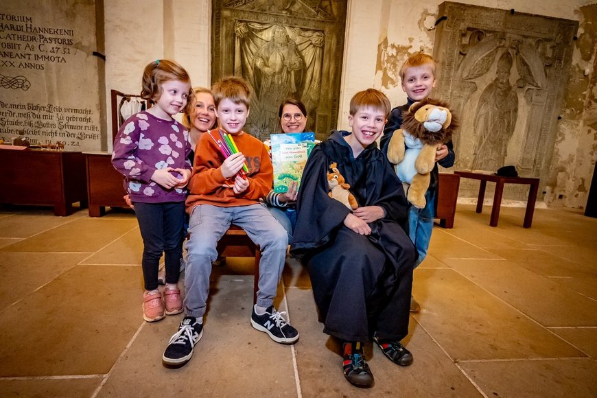 Kinder in der Kirche  - Copyright: Lena Modrow