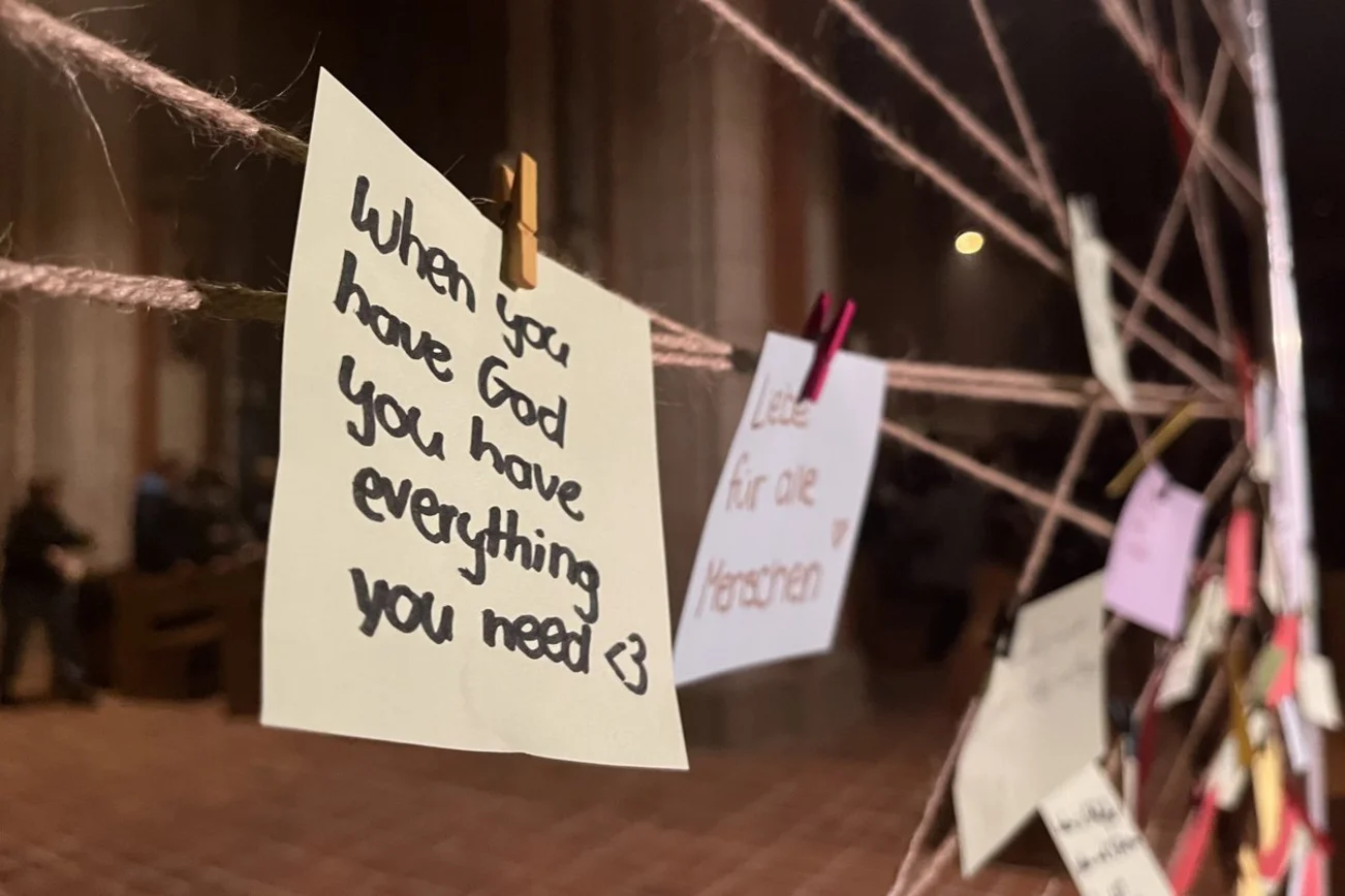 Eine Zettel-Pinnwand im Kirchenschiff.