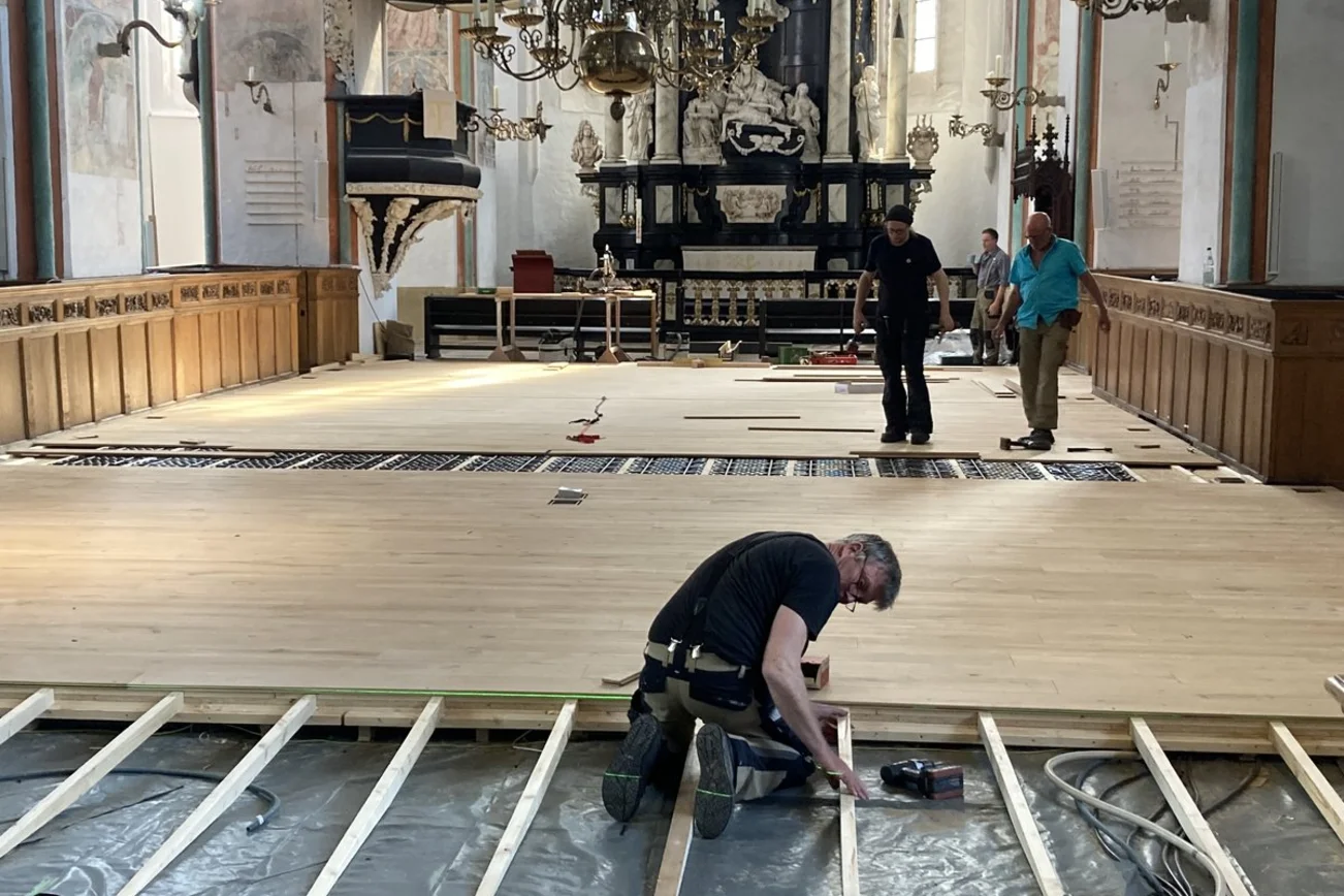 Bauarbeiten in einer Kirche