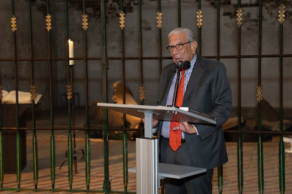 Ein Mann spricht in einer Kirche