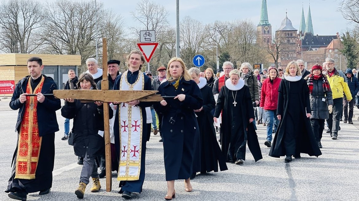 Personen bei einem Umzug in Lübeck