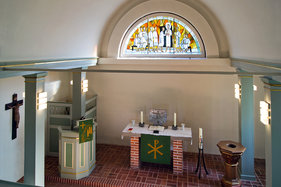 Blick auf den Altarbereich der St-Bartholomäus-Kapelle Salem