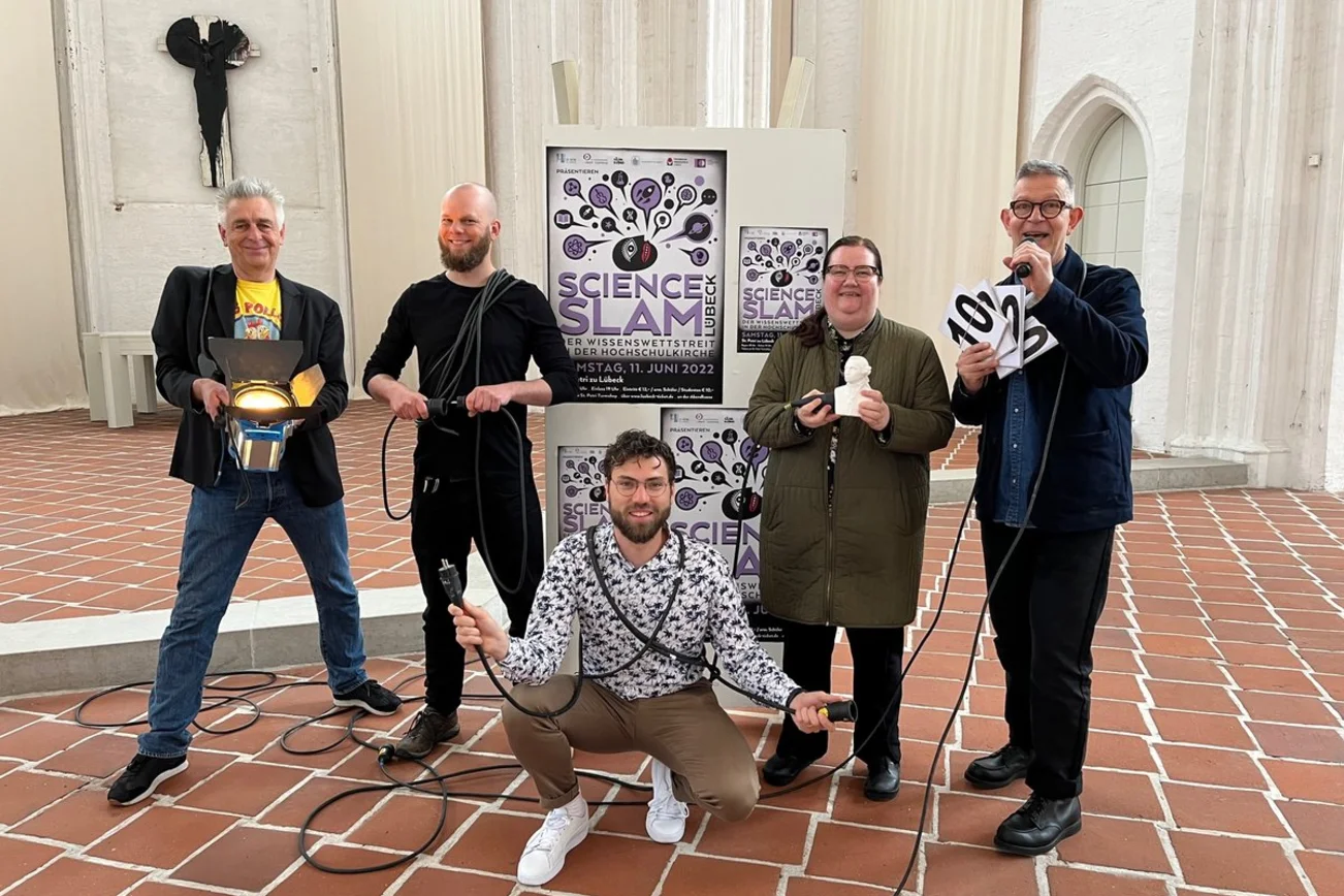 Eine Gruppe von Menschen performt in einer Kirche.