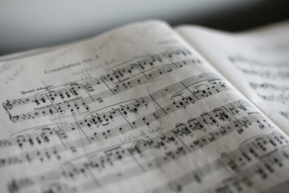 aufgeschlagene Noten - Copyright: Foto von Marius Masalar auf unsplash