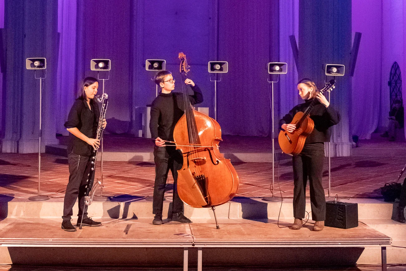 Drei Musiker auf der Bühne.