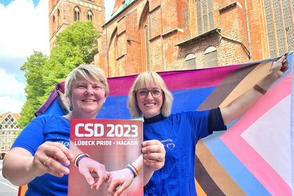 Zwei Frauen von St. Marien mit einer Regenbogen-Flagge - Copyright: Bastian Modrow