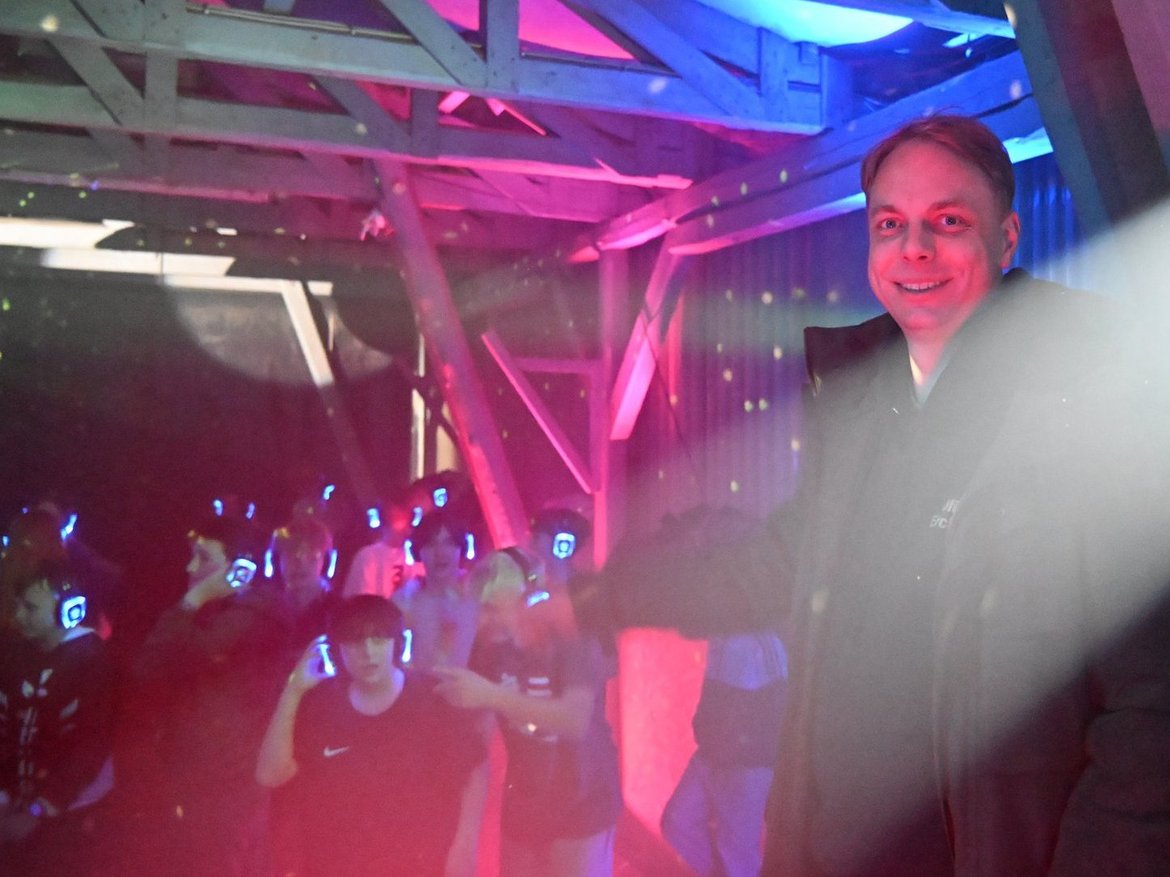 Ein Mensch steht in einer Disco