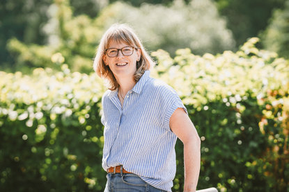 Frau mit Brille schaut freundlich in die Kamera. - Copyright: Guido Kollmeier