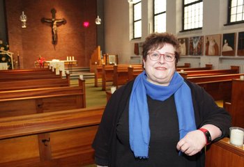 Frau in einer Kirche - Copyright: Oliver Pries