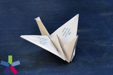Origami - Friedenskranich mit Beschriftung - Copyright: Roswitha Slemeyer