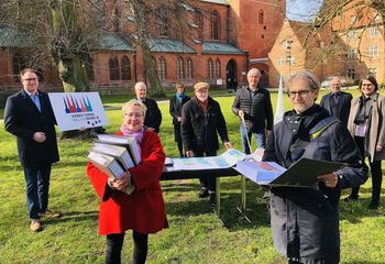 V. li.: Schirmherr Jan Lindenau, Pröspstin Petra Kallies, Bauausschussvorsitzender Carlos Blohm, Projektleiterin Cornelia Schäfer, Bauhistoriker Holger Reimers, Jürgen Rösing von der Bauabteilung des Kirchenkreises Lübeck-Lauenburg, Architekt Christoph DIebold, Dom-Pastor Martin Klatt und Dom-Pastorin Margrit Wegner informierten über die Ergebnisse der Voruntersuchungen zur Sanierung des Dom zu Lübeck. - Copyright: Steffi Niemann