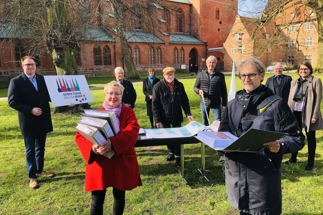 V. li.: Schirmherr Jan Lindenau, Pröspstin Petra Kallies, Bauausschussvorsitzender Carlos Blohm, Projektleiterin Cornelia Schäfer, Bauhistoriker Holger Reimers, Jürgen Rösing von der Bauabteilung des Kirchenkreises Lübeck-Lauenburg, Architekt Christoph DIebold, Dom-Pastor Martin Klatt und Dom-Pastorin Margrit Wegner informierten über die Ergebnisse der Voruntersuchungen zur Sanierung des Dom zu Lübeck.