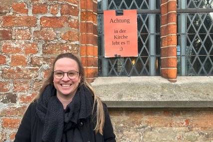 Pastorin Maria Gutjahr vor der St.-Jürgen-Kapelle - Copyright: Mathias Stanierowski