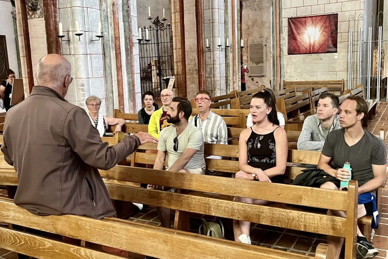Menschen in einer Kirche