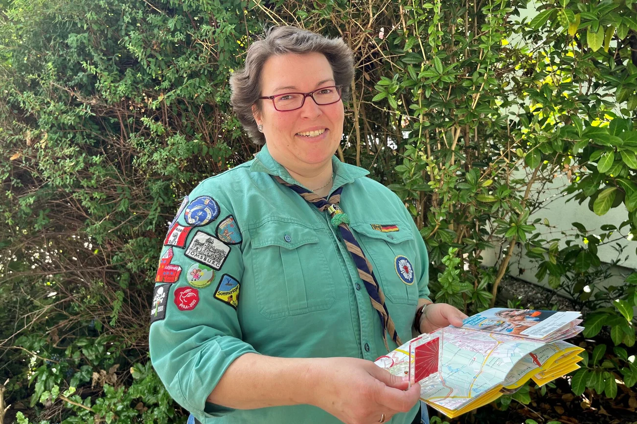 Frau mit Kompass und Landkarte in der Hand