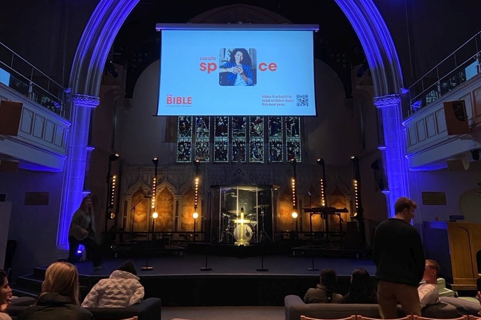 Abgedunkelter Kirchraum mit einer Leinwand