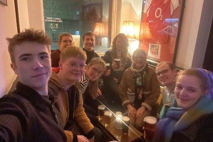 Selfie von vielen jungen Leuten an einem Tisch in einem Pub. - Copyright: Jonathan Pfeifer