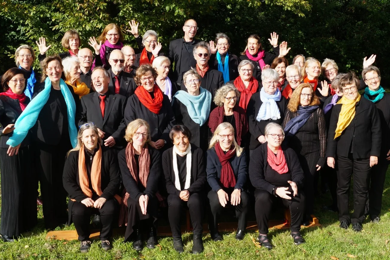 Eine Gruppe von Menschen schaut in die Kamera.