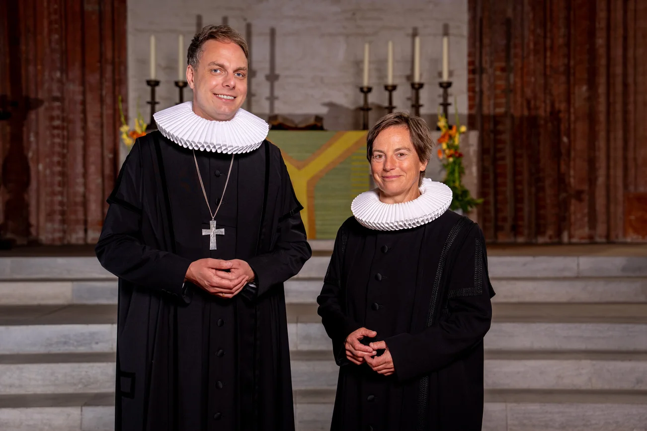 Zwei pastorale Personen in einer Kirche