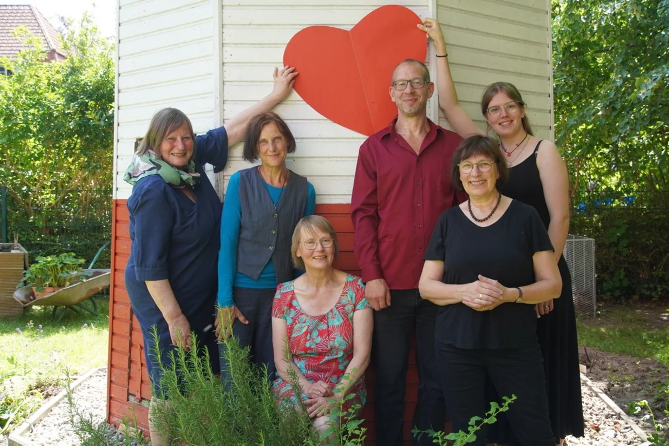 Sechs Personen vor dem Leuchtturm 