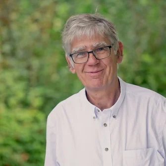 freundlich lächelnder Mann