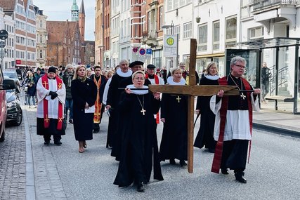 Personen mit einem Holzkreuz - Copyright: Steffi Niemann